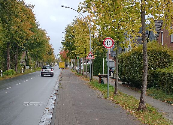 Tempo 30 mit grünem Smiley in der Ritterhuder Straße mit Fahradsymbol auf der Fahrbahn