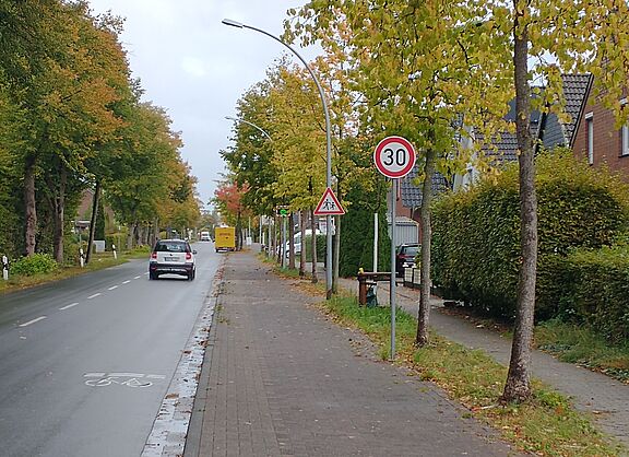 Tempo 30 mit grünem Smiley in der Ritterhuder Straße mit Fahradsymbol auf der Fahrbahn