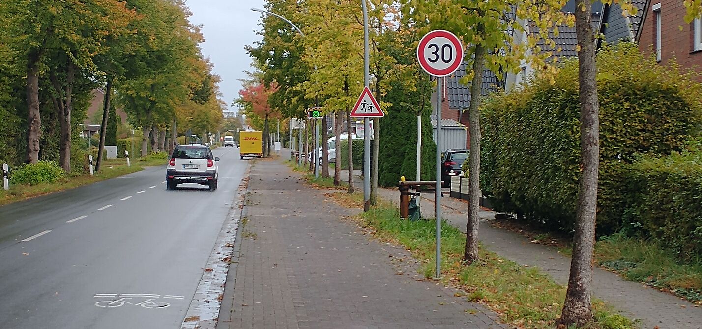 Tempo 30 in Ritterhuder Straße Tempo 30 mit grünem Smiley in der Ritterhuder Straße mit Fahradsymbol auf der Fahrbahn
